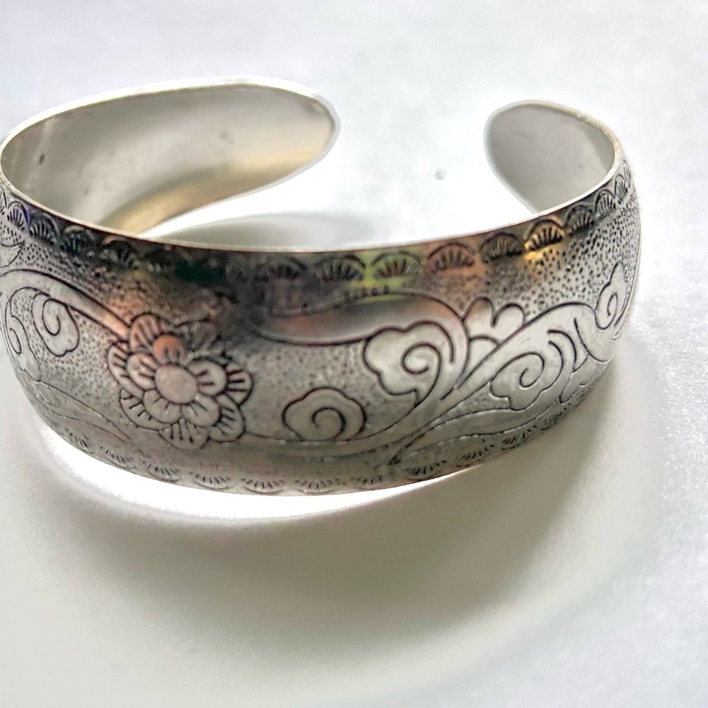 Elegant Silver Floral Cuff Bracelet